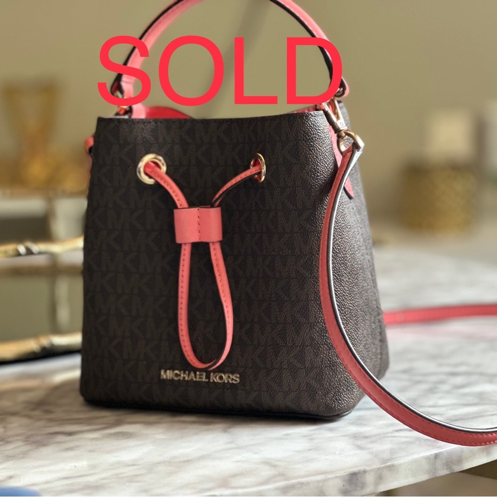 MICHAEL KORS SURI Small MK Logo Bucket CrossBody Bag In BROWN / GRAPEFRUIT